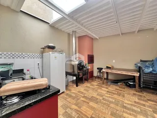 Foto de uma cozinha com piso de cerâmica e teto inclinado.