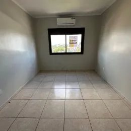 Hall de corredor com piso de cerâmica e janela.