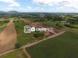 Vista aérea de uma área rural com campos e estradas em Lajeado, Brasil.