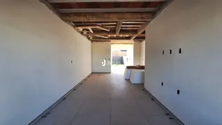 Hall de entrada com teto de madeira aparente.