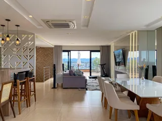 Sala de estar e jantar com vista para a paisagem externa.