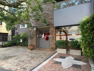 Fachada de uma residência em Lajeado, Brasil, com jardim frontal.