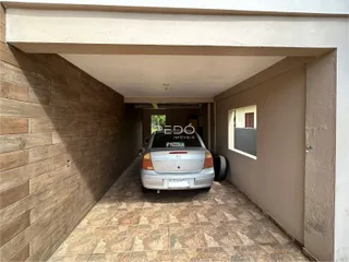 Passagem coberta de entrada de uma propriedade em Lajeado.