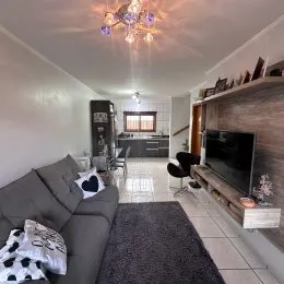 Sala de estar com sofá e televisão em um apartamento.