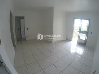 Ambiente interno com piso de cerâmica claro e porta de acesso a uma área externa.