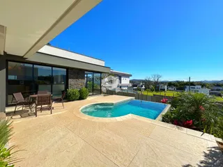 Vista externa de uma área de lazer com piscina e deck em Lajeado, Brasil.