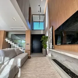 Uma sala de estar com sofá e janela visível em um imóvel em Lajeado.