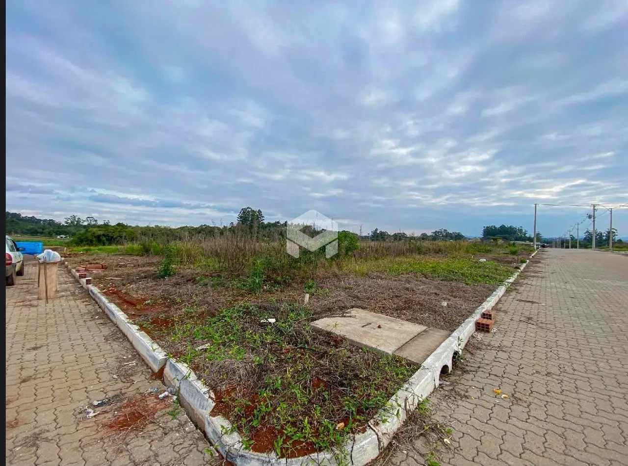Vista externa de um terreno com cerca de concreto em Lajeado.