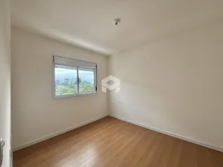 Foto de uma sala com piso de madeira e vista para a paisagem externa.
