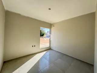 Vista interna de um ambiente com paredes claras e piso de cerâmica.