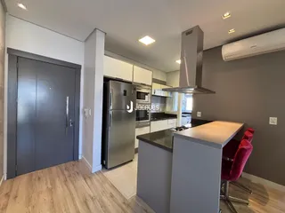 Cozinha moderna com armários e eletrodomésticos de aço inoxidável em um apartamento.