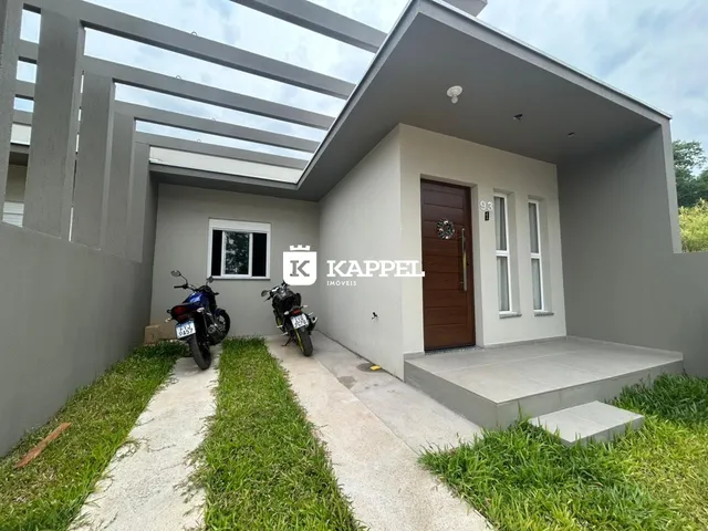 Fachada moderna de uma residência em Lajeado, Brasil, com estrutura de telhado de vidro.