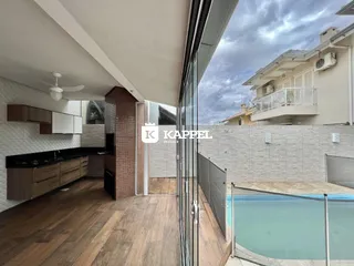 Cozinha moderna com piso de madeira e acesso a uma área externa com piscina.
