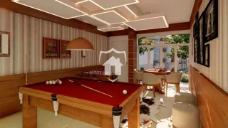 Foto de uma sala de jantar com mesa de madeira no interior de uma residência.