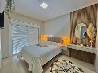 Quarto com cama e janela em um apartamento no Brasil.