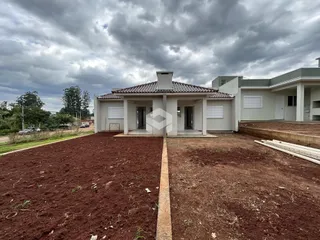 Fachada de uma casa em Lajeado, Brasil, com terreno em terra.