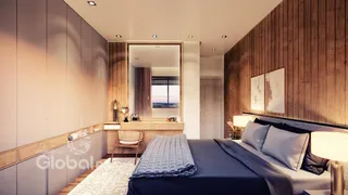 Quarto moderno com painéis de madeira e cama grande.