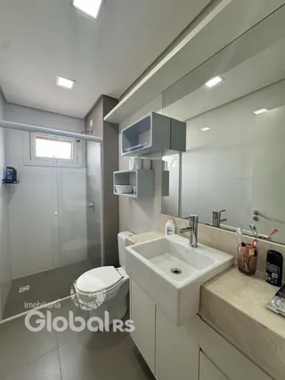 Banheiro moderno com pia e vaso sanitário em um imóvel.