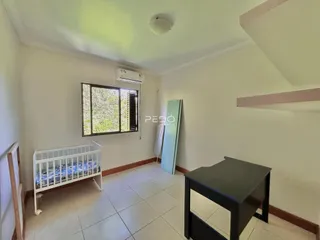 Quarto com cama e janela em um imóvel.