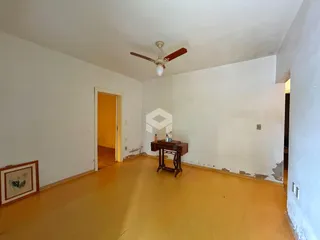 Foto de um ambiente interno com paredes brancas e piso amarelo.