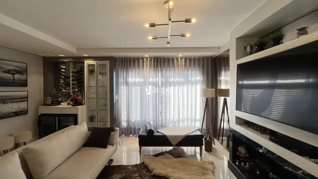 Sala de estar moderna com sofá branco e decoração contemporânea.