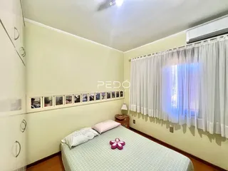 Quarto com paredes claras e cama de casal em um ambiente interno.