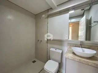 Esta é uma foto de um banheiro com box e vaso sanitário.