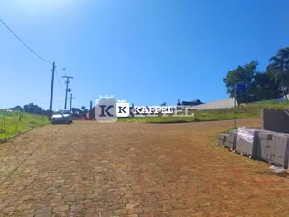 Foto da fachada externa de uma propriedade com piso de tijolos.