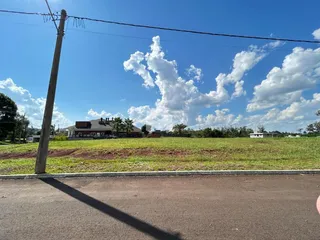 Vista externa de uma residência em Lajeado, Brasil, com área gramada ao redor.