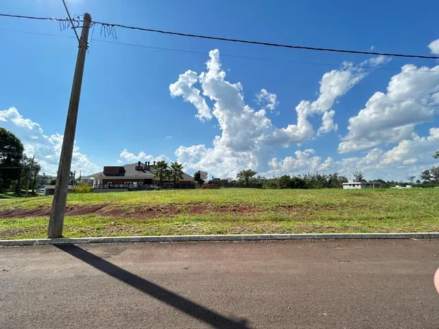 Vista externa de uma residência em Lajeado, Brasil, com área gramada ao redor.