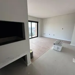 Ambiente interno com paredes brancas e piso claro em um imóvel.
