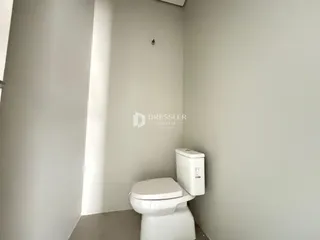 Hall de entrada com parede branca e vaso sanitário em um imóvel.