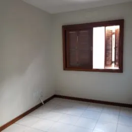 Vista interna de uma parede branca e piso claro.