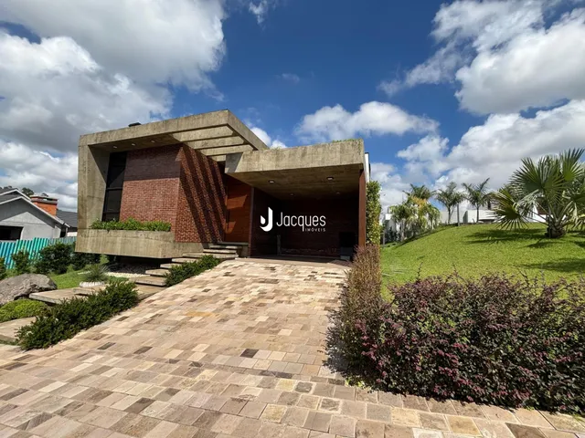 Fachada moderna de uma residência em Lajeado, Brasil, com entrada pavimentada.