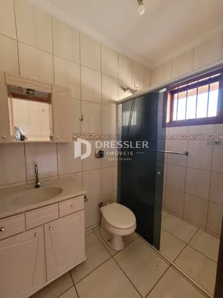 Foto de um banheiro interno com revestimento de cerâmica e box de vidro.