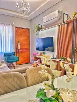 Sala de estar com sofá e televisão em um imóvel no Brasil.