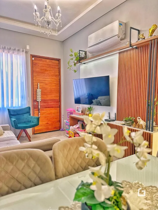 Sala de estar com sofá e televisão em um imóvel no Brasil.