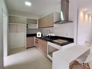 Foto de uma cozinha moderna com armários e bancadas escuras.