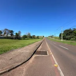 Vista de uma estrada rural com vegetação ao longo do caminho em Lajeado, Brasil.