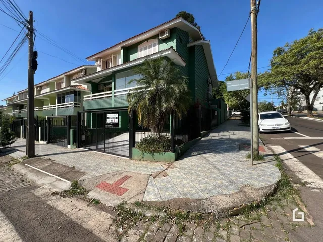 Fachada de uma residência em Lajeado, Brasil, com cerca e calçada.