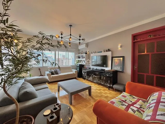 Sala de estar com piso de madeira e decoração moderna.