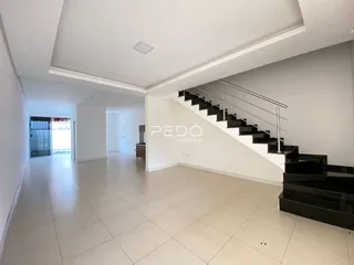 Hall de entrada com escadaria em um imóvel em Lajeado.