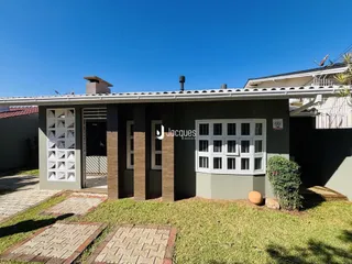 A fachada de uma casa em Lajeado, Brasil, com jardim frontal.