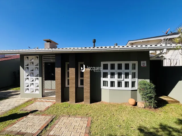 A fachada de uma casa em Lajeado, Brasil, com jardim frontal.