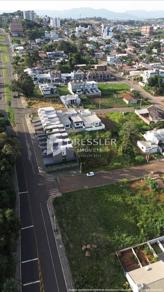 Vista aérea de uma área residencial em Lajeado, Brasil, mostrando casas e terrenos.