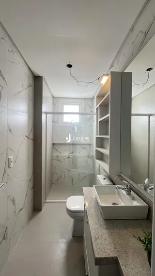 Foto de um banheiro moderno com revestimento em mármore branco.