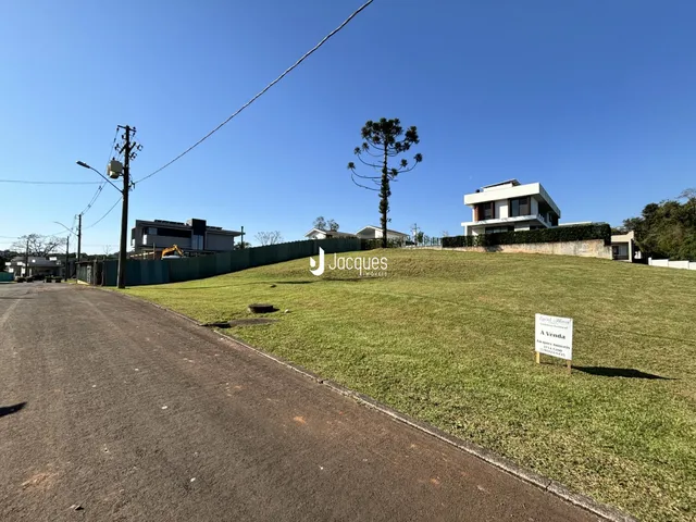 Fachada de uma residência com jardim em Lajeado, Brasil.