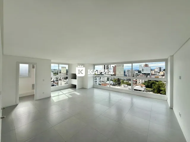 Sala ampla com vista para a paisagem urbana.