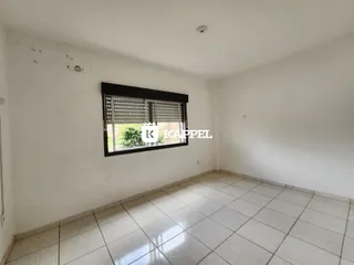 Uma sala de estar com piso de cerâmica e janela.