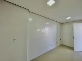 Corredor interno de um imóvel com paredes brancas.